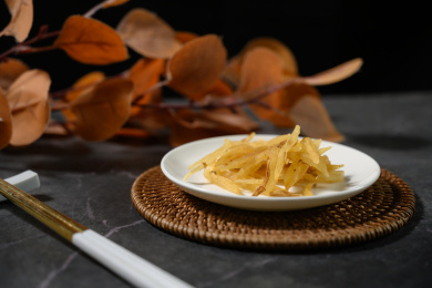 桌面上的盘子里的干爽的天门冬