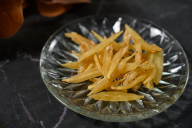 桌面上的盘子里的干爽的天门冬