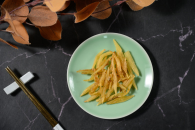 桌面上的盘子里的干爽的天门冬