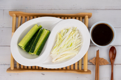 黄瓜大葱蘸酱 