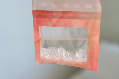低温环境下防潮袋内的二氯化钙晶体