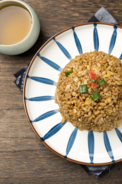 酱油炒饭摆放在木桌面上特写