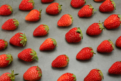 排列整齐的新鲜草莓