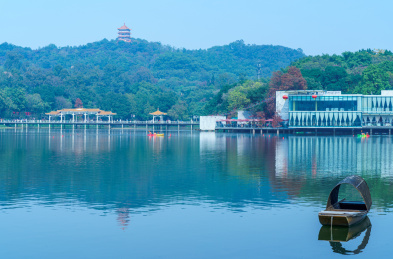 广州麓湖公园湖景与渔船