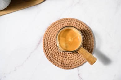 桌面上的杯子里的香气四溢的意式特浓咖啡