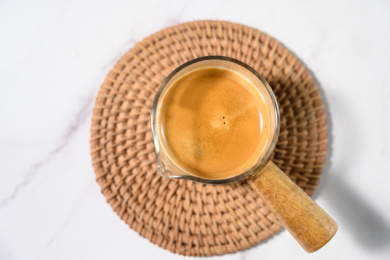 桌面上的杯子里的香气四溢的意式特浓咖啡