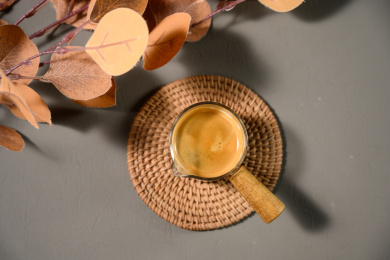 桌面上的杯子里的香气四溢的意式特浓咖啡