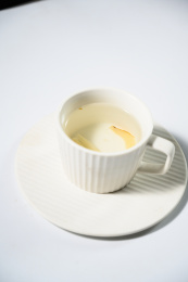 桌面上的杯子里的甘甜可口的天冬茶