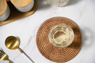 桌面上的杯子里的甘甜可口的天冬茶