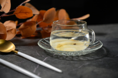 桌面上的杯子里的甘甜可口的天冬茶