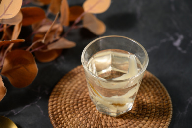 桌面上的杯子里的甘甜可口的天冬茶