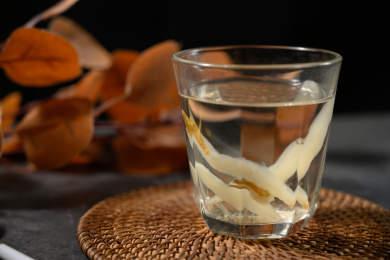 桌面上的杯子里的甘甜可口的天冬茶