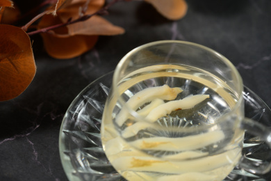 桌面上的杯子里的甘甜可口的天冬茶