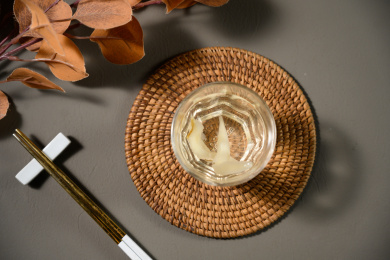 桌面上的杯子里的甘甜可口的天冬茶