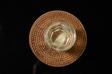 桌面上的杯子里的甘甜可口的天冬茶