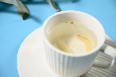 桌面上的杯子里的甘甜可口的天冬茶