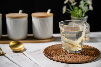 桌面上的杯子里的甘甜可口的天冬茶