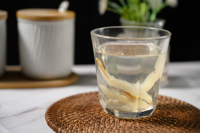 桌面上的杯子里的甘甜可口的天冬茶