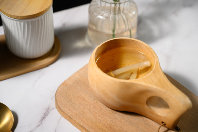 桌面上的杯子里的甘甜可口的天冬茶