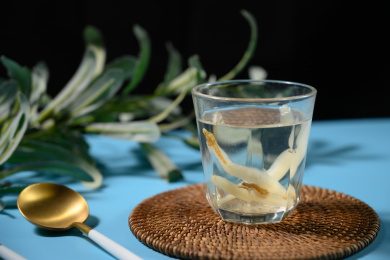 桌面上的杯子里的甘甜可口的天冬茶