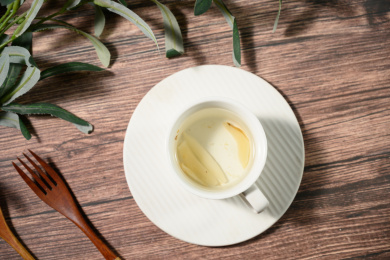 桌面上的杯子里的甘甜可口的天冬茶