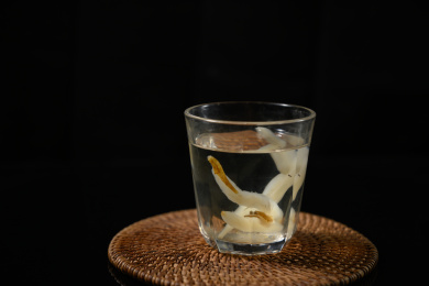 桌面上的杯子里的甘甜可口的天冬茶