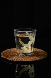 桌面上的杯子里的甘甜可口的天冬茶