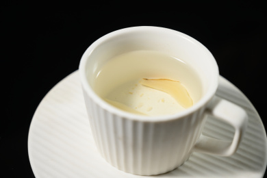 桌面上的杯子里的甘甜可口的天冬茶