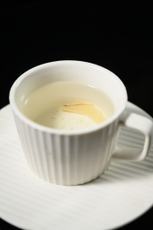 桌面上的杯子里的甘甜可口的天冬茶