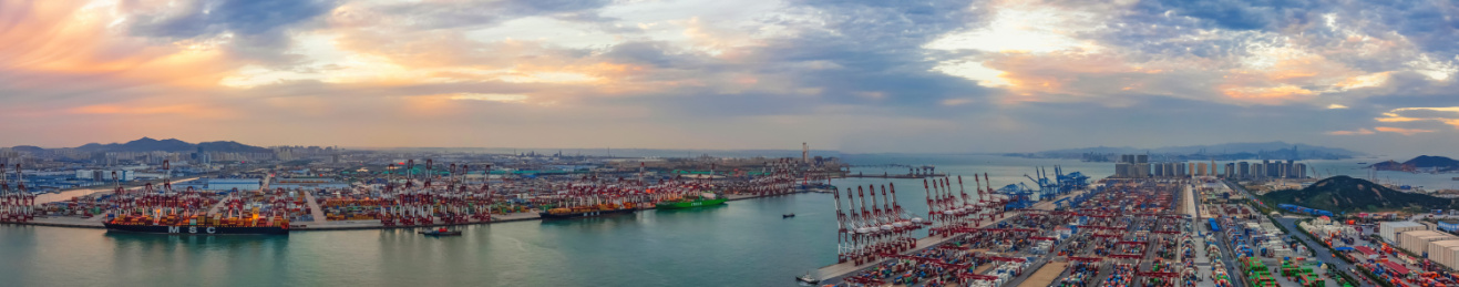 中国山东青岛港集装箱货运码头航拍全景图