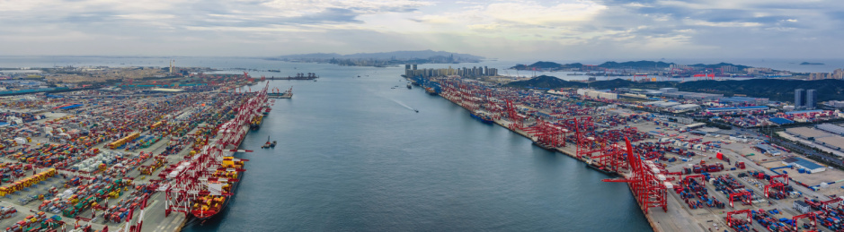 中国山东青岛港集装箱货运码头航拍全景图