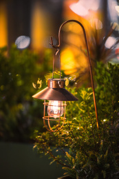 庭院里的复古太阳能灯