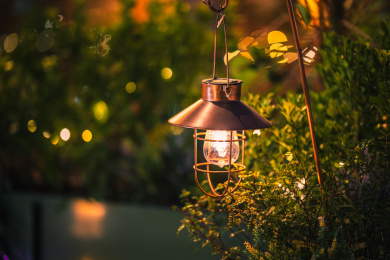 庭院里的复古太阳能灯