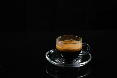 桌面上的杯子里的香气四溢的意式特浓咖啡