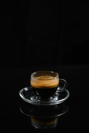 桌面上的杯子里的香气四溢的意式特浓咖啡