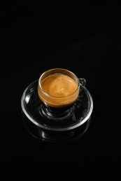 桌面上的杯子里的香气四溢的意式特浓咖啡