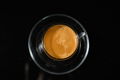 桌面上的杯子里的香气四溢的意式特浓咖啡