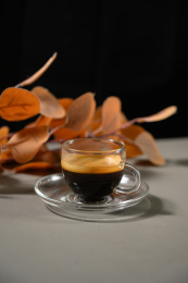 桌面上的杯子里的香气四溢的意式特浓咖啡