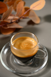 桌面上的杯子里的香气四溢的意式特浓咖啡