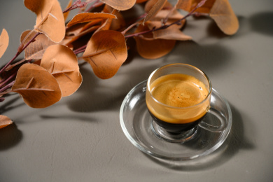 桌面上的杯子里的香气四溢的意式特浓咖啡