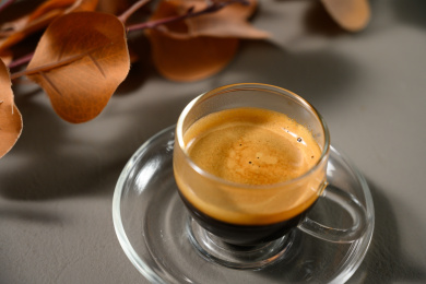 桌面上的杯子里的香气四溢的意式特浓咖啡