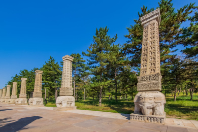 中国山西省大同市云冈石窟礼佛大道装饰建筑