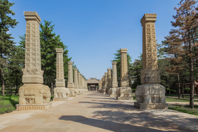 中国山西省大同市云冈石窟礼佛大道装饰建筑