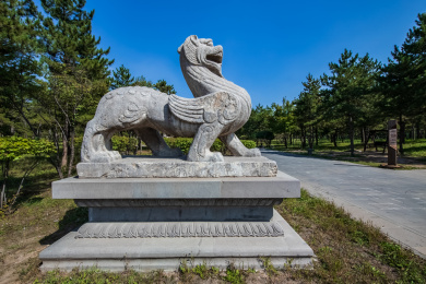 山西省大同市云冈石窟北魏狮兽石刻装饰建筑