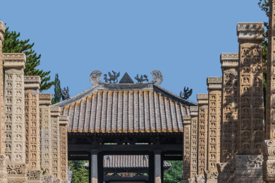 中国山西省大同市云冈石窟礼佛大道装饰建筑