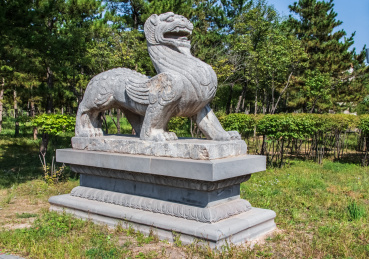 山西省大同市云冈石窟北魏狮兽石刻装饰建筑