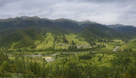 中国西藏林芝鲁朗风景