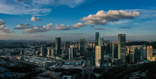 蓝天白云下的广州万达广场景观图