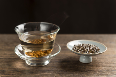 一杯决明子茶摆放在桌面上特写