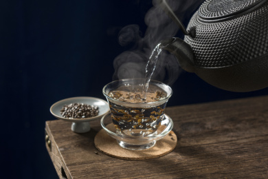 一杯决明子茶摆放在桌面上特写